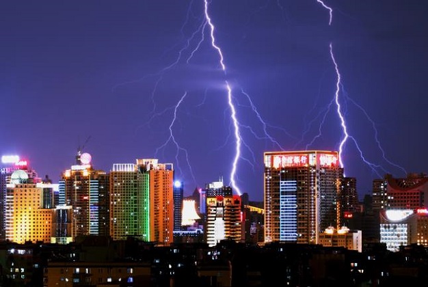 雷雨天气如何避免雷电灾害